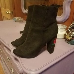 😭 SOLD 😂Rose Embroidered Bootie