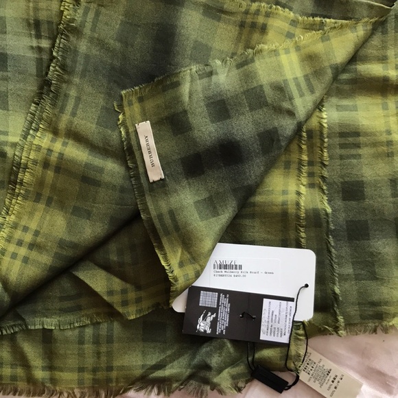 ‼️price firm‼️NWT Burberry 100% silk square scarf