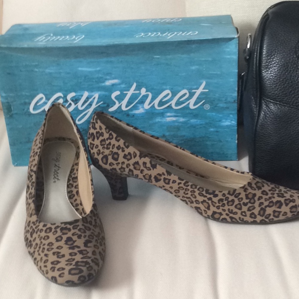 Easy Street Career Pumps Leopard Print sz 8.5