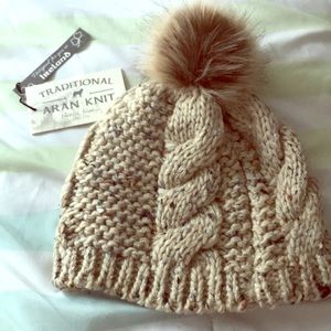 Wool knit hat with Pom-pom top