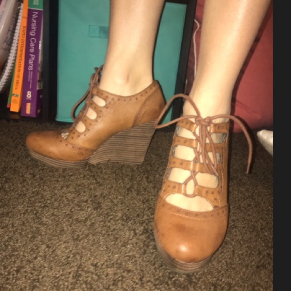 Tan brown Restricted wedges