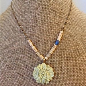 🍀 LB Vintage Gold Style Floral Cameo Necklace