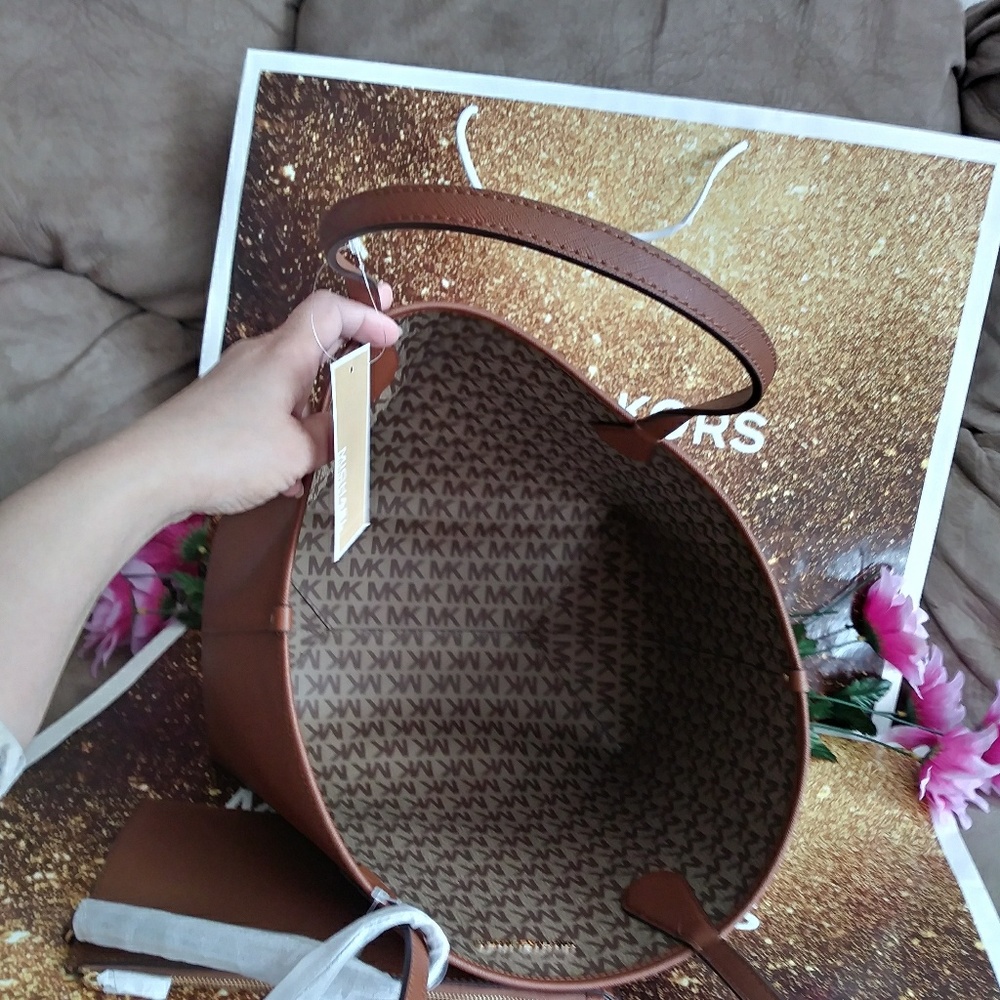 SOLD 🎀NWT Michael kors tote shoppers purse bag - Picture 3 of 8