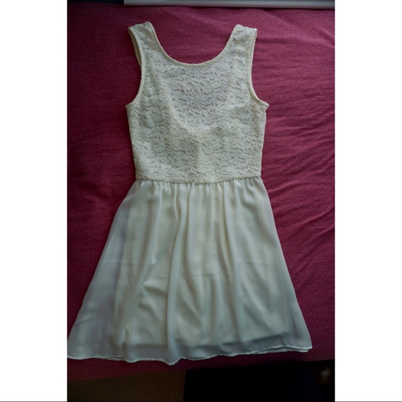 Short white dress - Picture 1 of 2