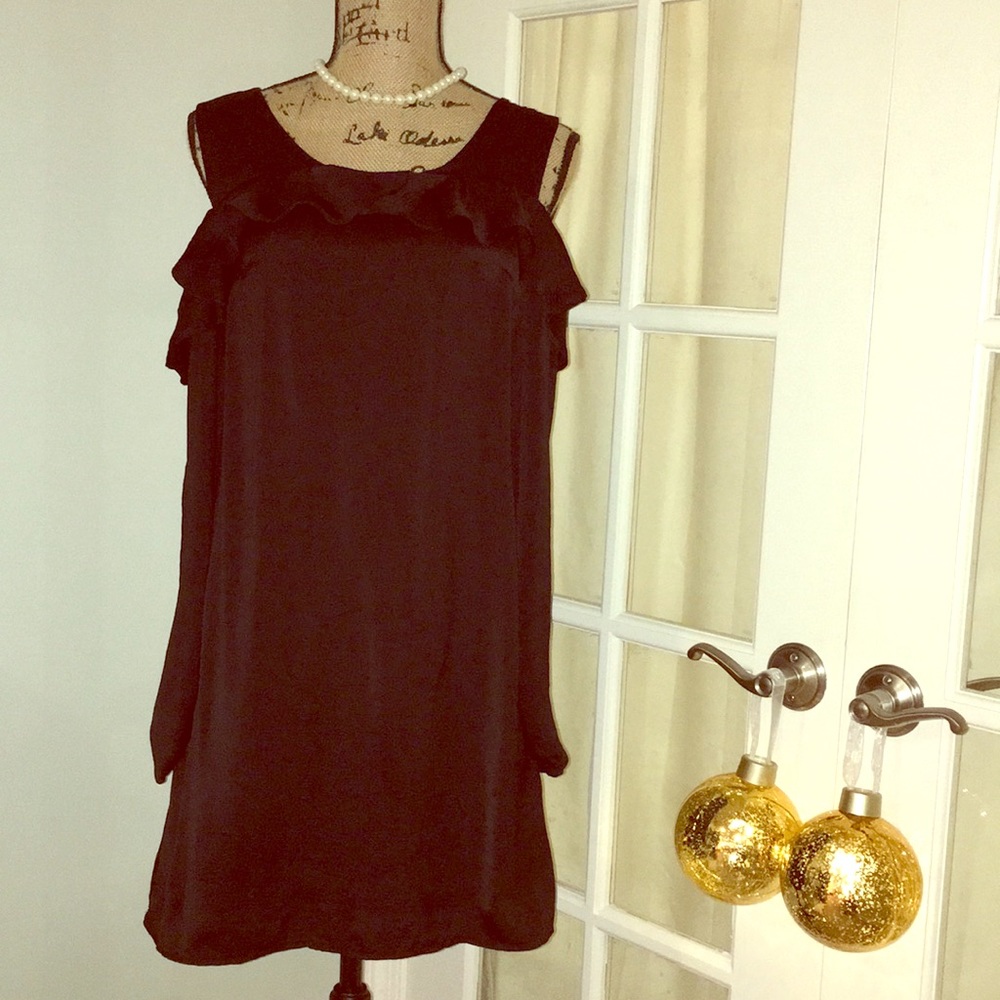 🖤🥂Long sleeve ruffle cold shoulder dress 🖤🥂