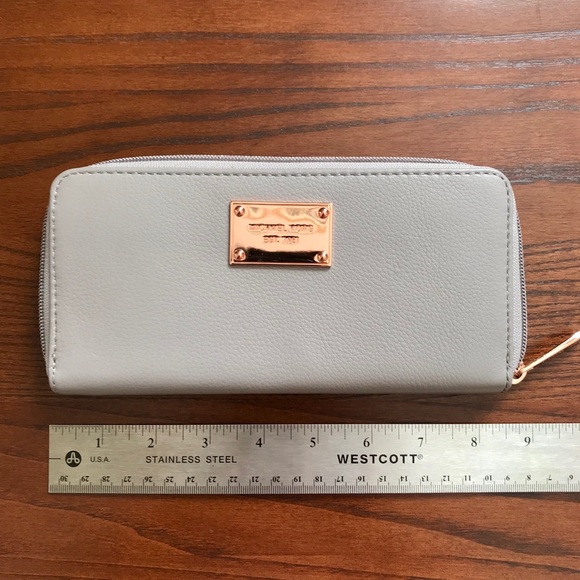 ✂️REDUCED✂️Michael Kors Pearl Grey Full Zip Wallet - Picture 3 of 4