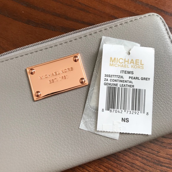 ✂️REDUCED✂️Michael Kors Pearl Grey Full Zip Wallet - Picture 4 of 4