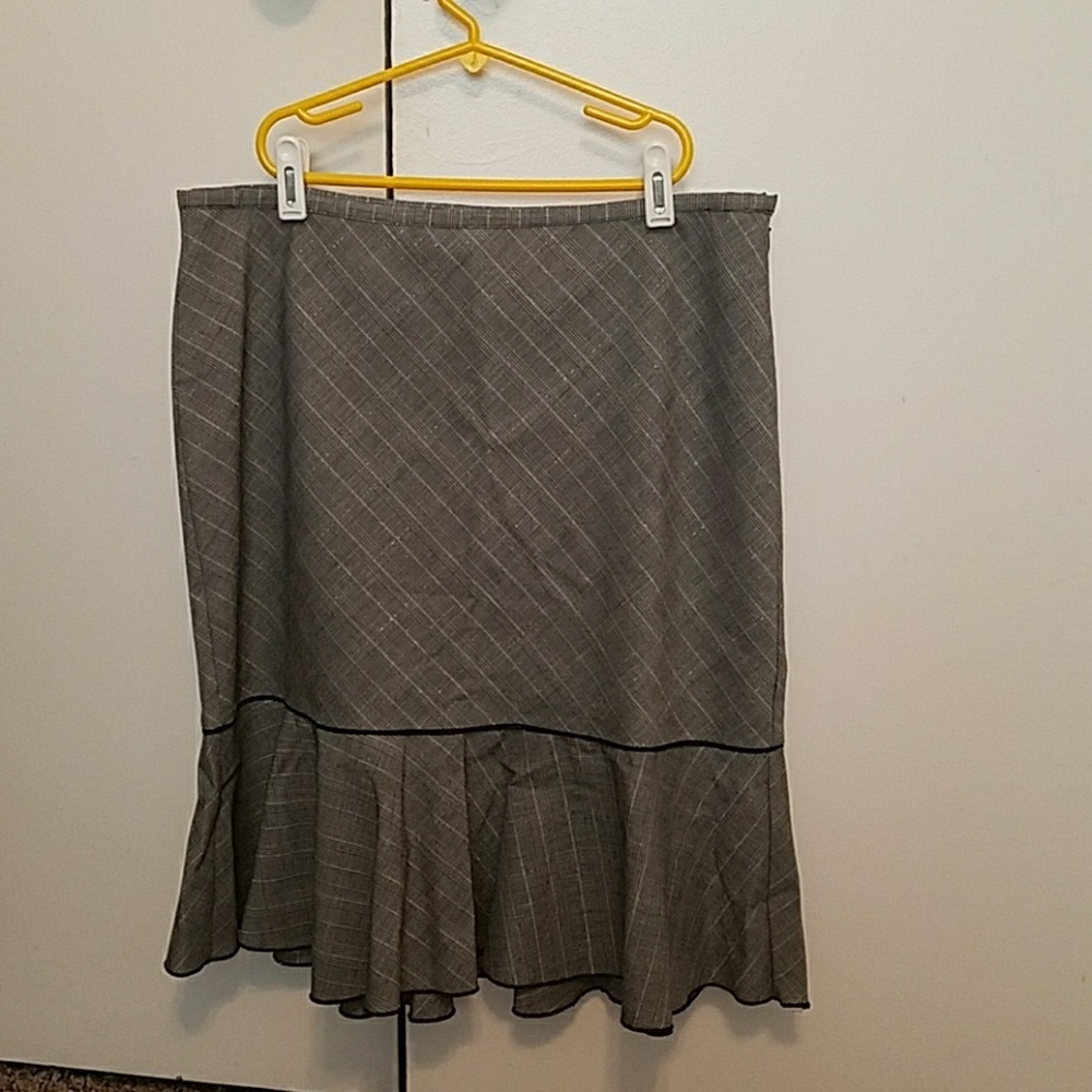 New WHBM professional skirt sz 10