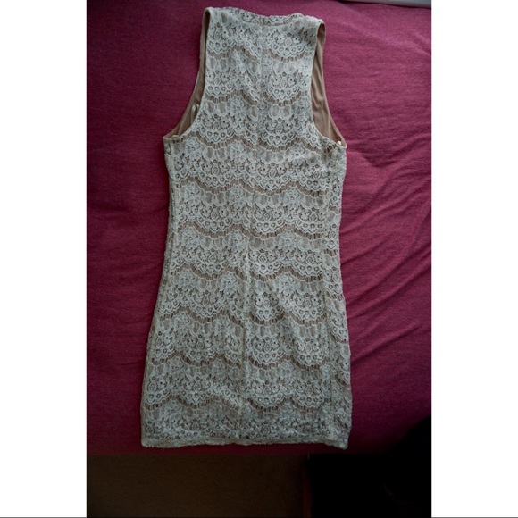 Short white/cream, lace patterned dress - Picture 2 of 2