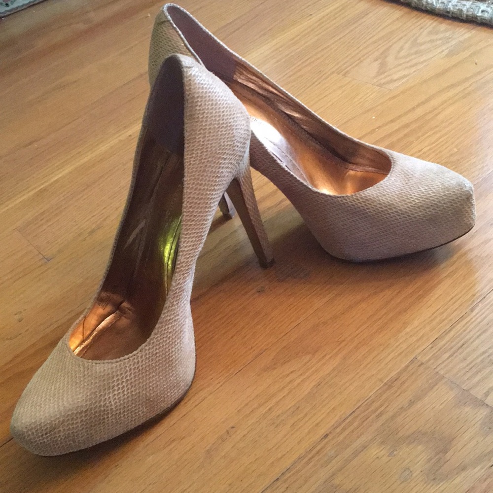 BCBG Parade Cashew Tan Platform Heels. Size 8