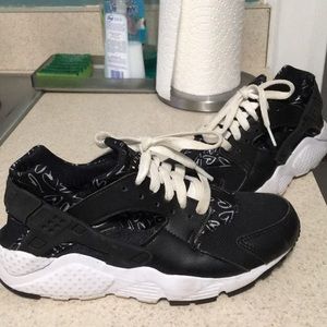 Girls Nike Huraches Size 4.5