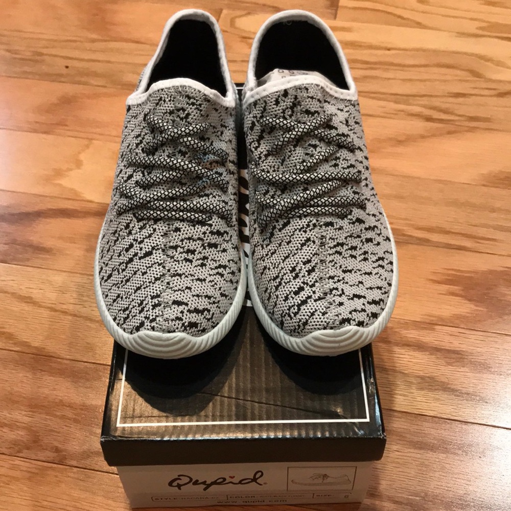 NEW Women’s lightweight sneakers 👟. BEST OFFER!!