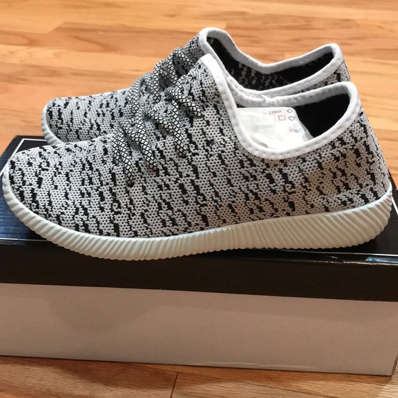 NEW Women’s lightweight sneakers 👟. BEST OFFER!! - Picture 2 of 6