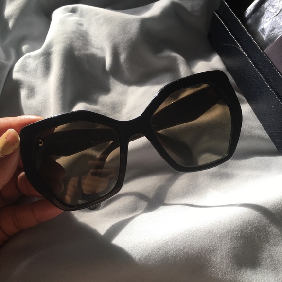 Absolutely STUNNING Prada sunglasses. - Picture 4 of 4