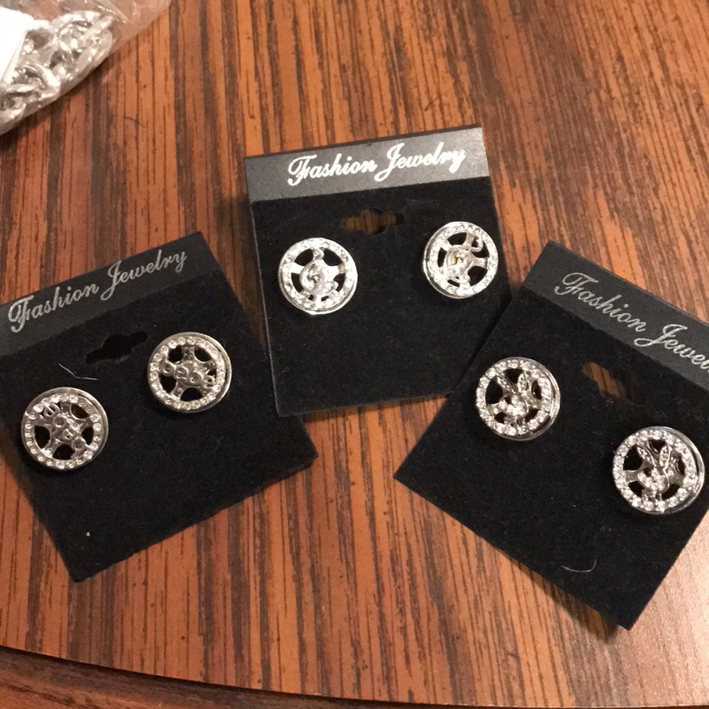 3 pairs of earrings🔴