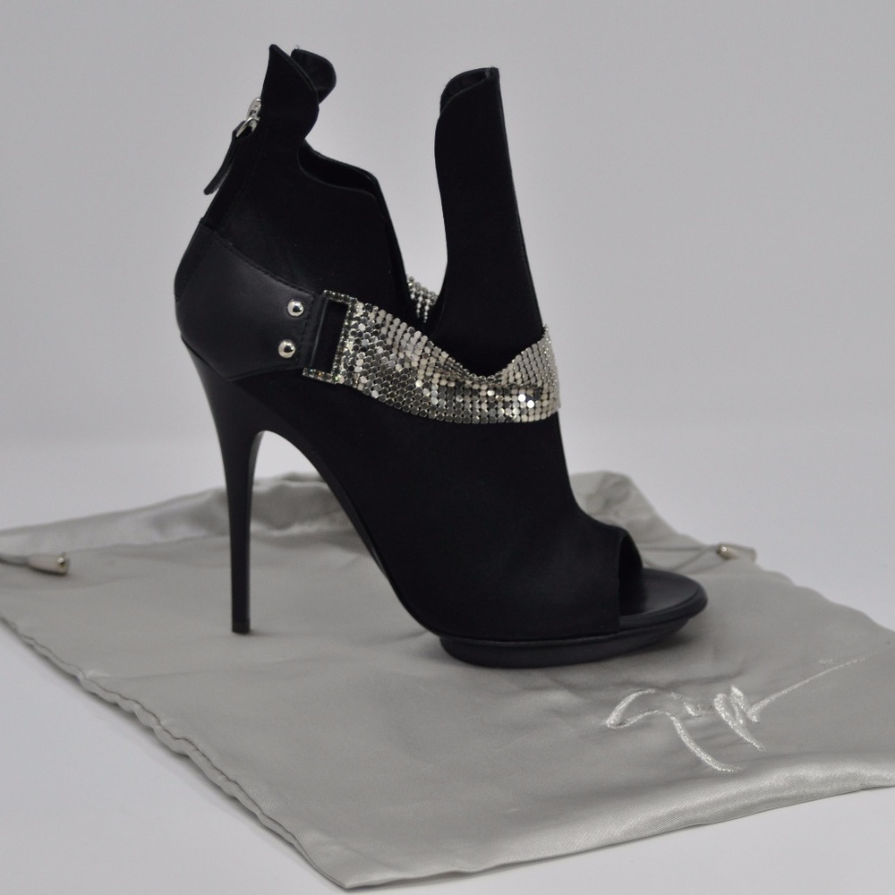 NWOT GIUSEPPE ZANOTTI OPEN TOE BOOTIES SHOES