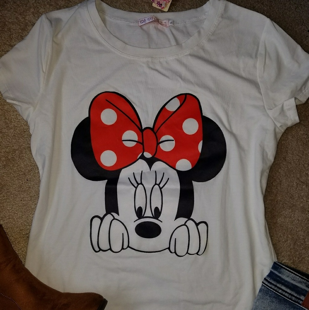 Minnie mouse adorable white tee.