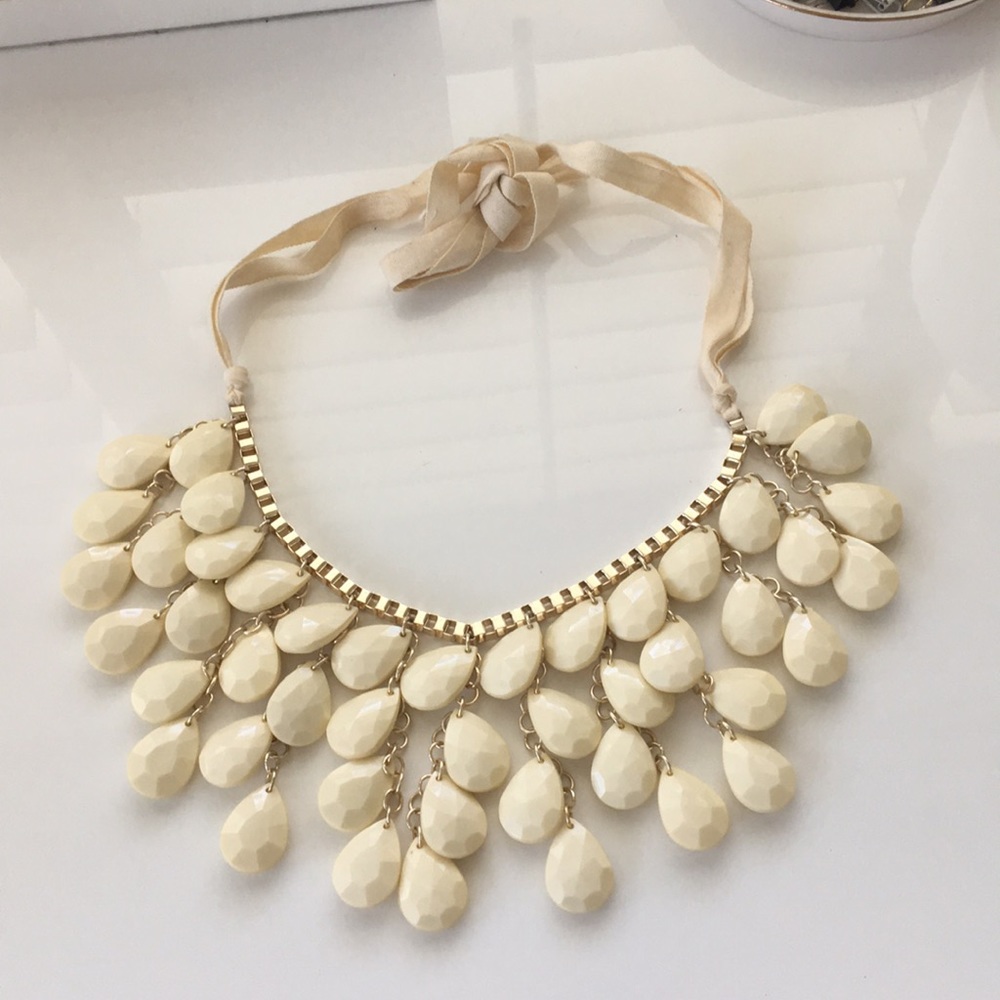 Cream colored Statement Necklace🎀🎀