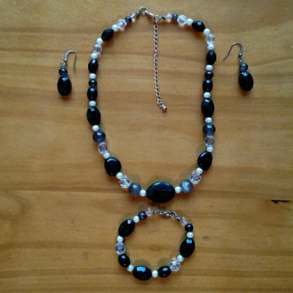 Necklace, bracelet, earrings setCostume jewelry.