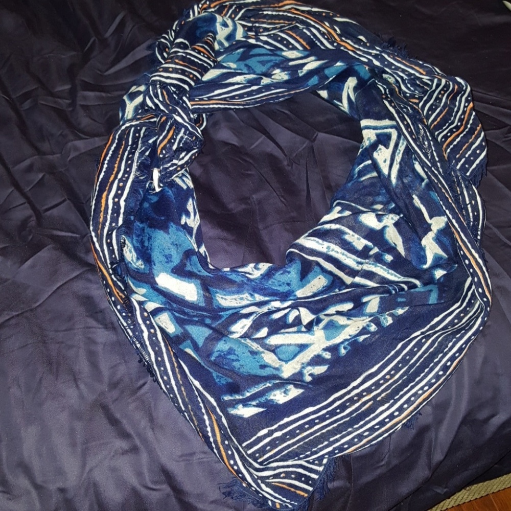 Hollister scarf