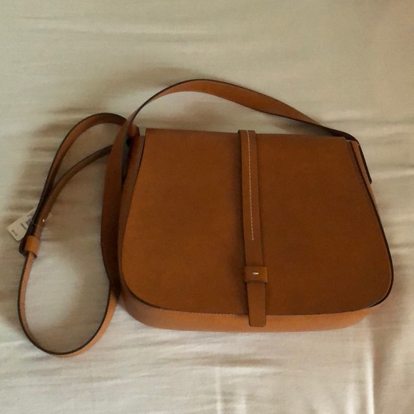 GAP Handbags - Brand new saddle messenger bag from gap