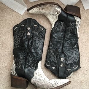 🤠Brand new BLACK&WHITE SNAKESKIN LEATHER boots 🤠