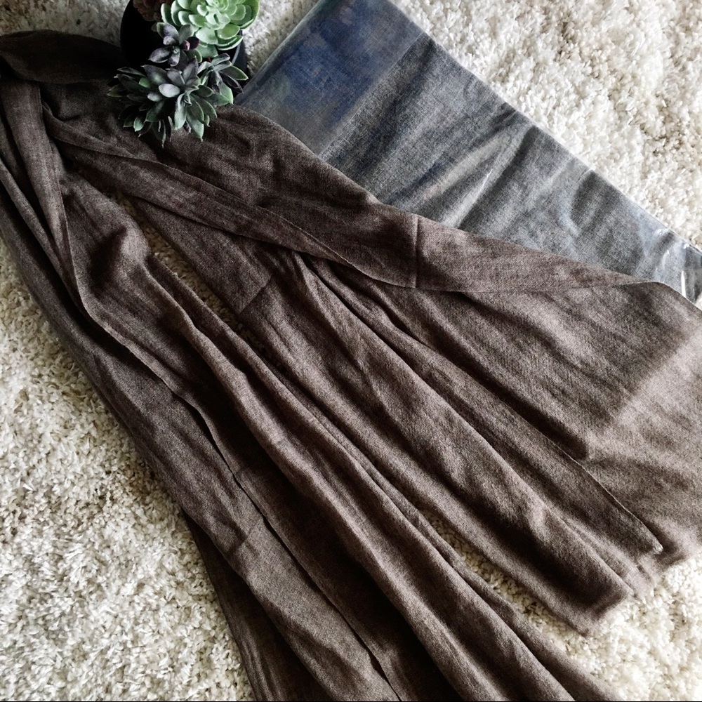 Beautiful gray neck scarf! Perfect size!