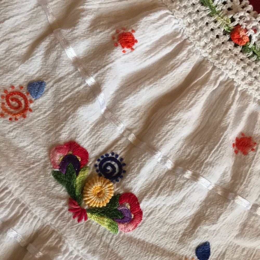 Embroidered blouse - Picture 2 of 4