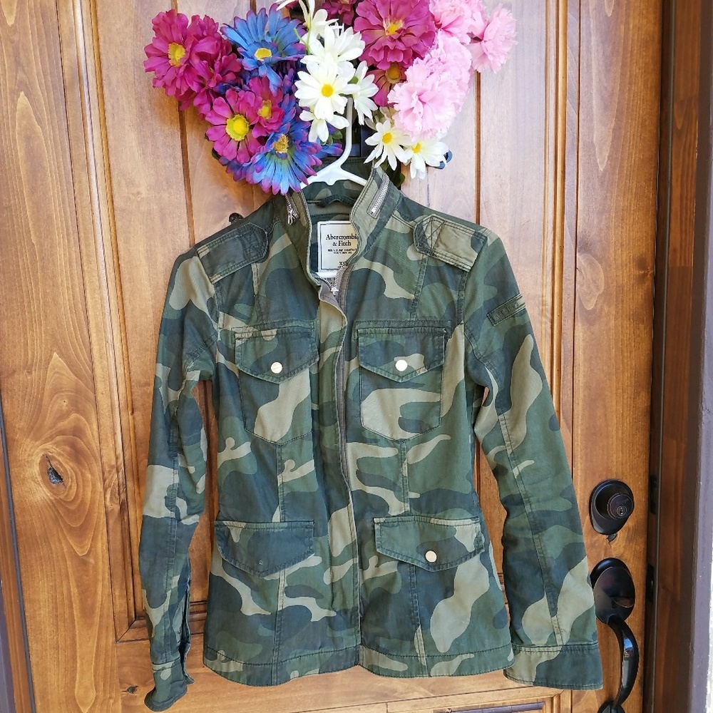 one hour sale🎈abercrombie camo jacket
