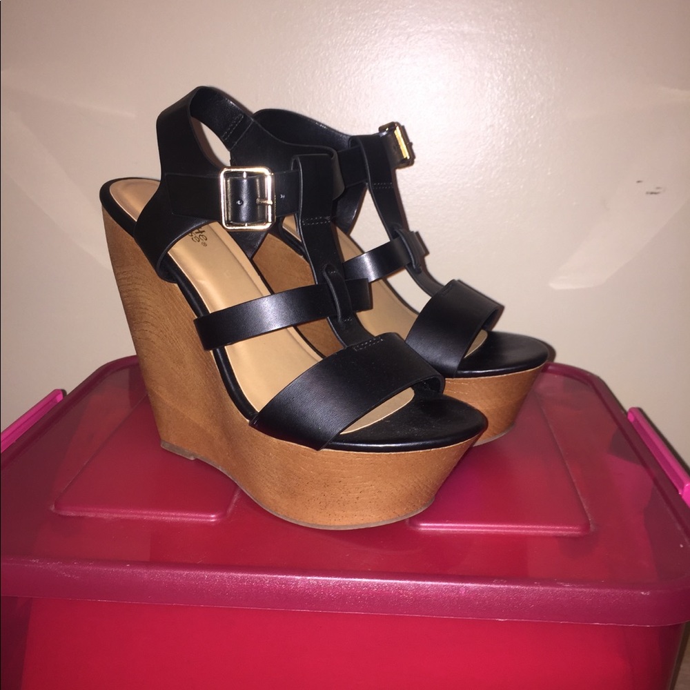 Black wedges