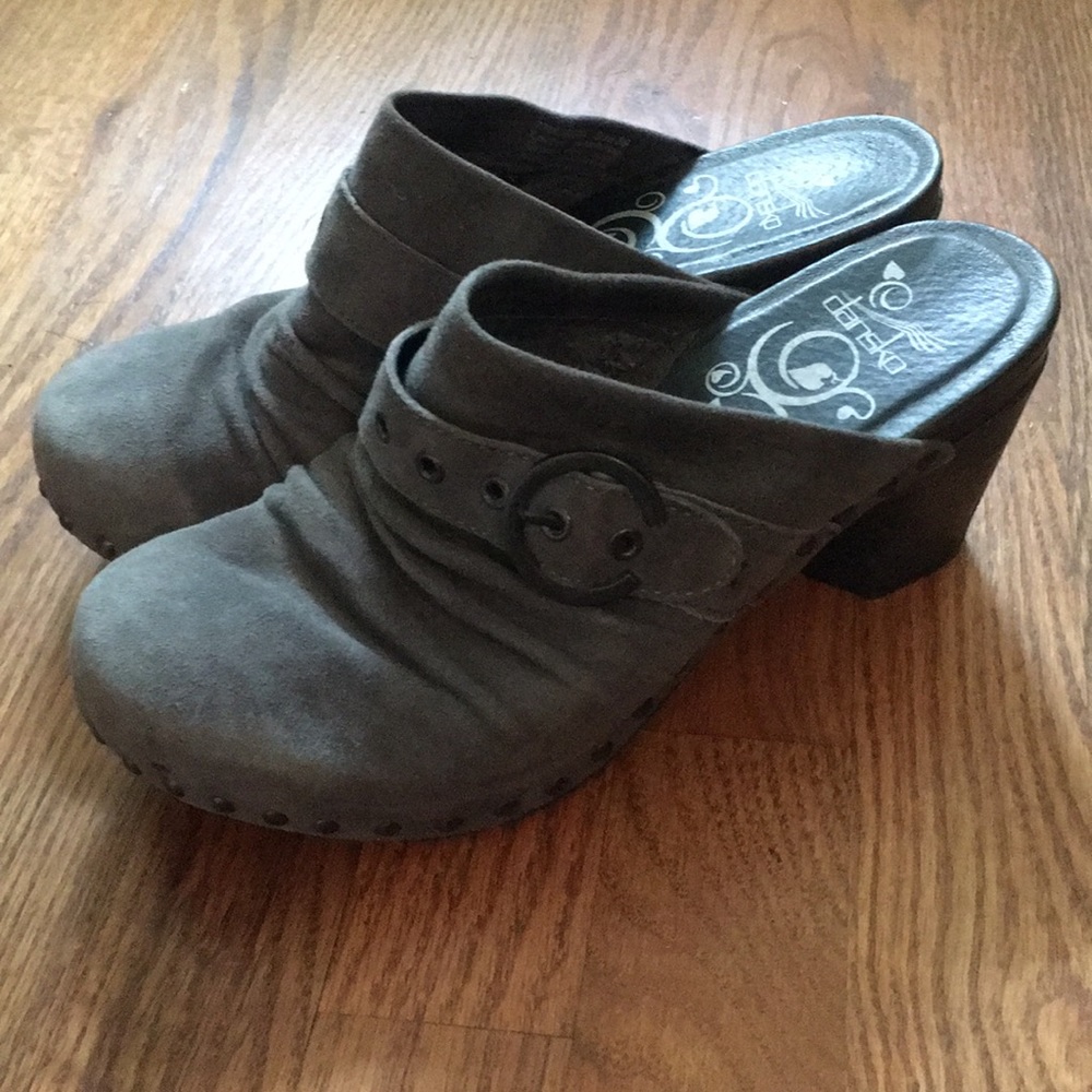Suede heeled clogs