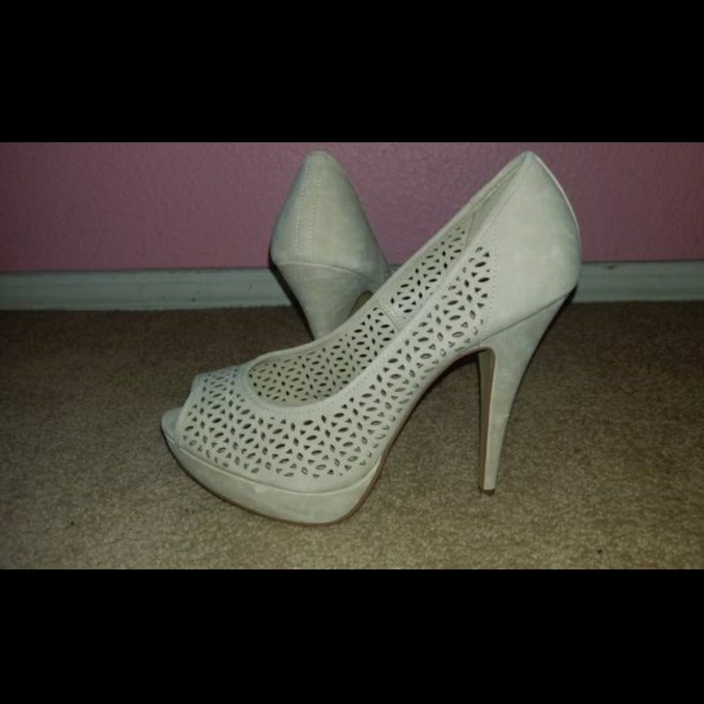 Brand New cream heels size 10
