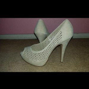 Brand New cream heels size 10