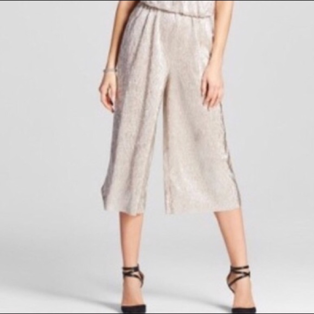 🆕 Xhilaration Meatallic Silver Capri Length Pants