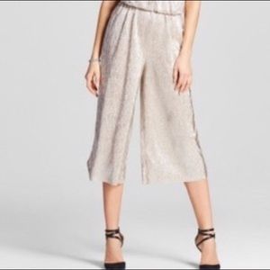 🆕 Xhilaration Meatallic Silver Capri Length Pants