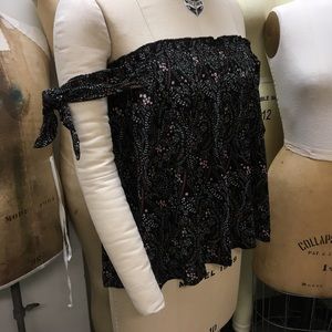 AMERICAN EAGLE off-the-shoulder top L