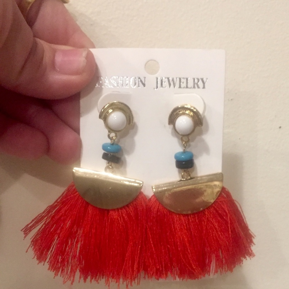 Fashion earrings. New.