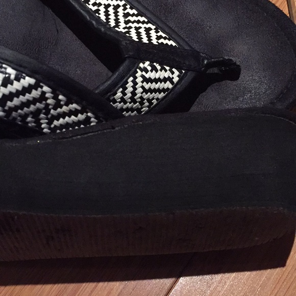 RUBBER BLACK AND WHITE WEDGE FLIP FLOPS - Picture 3 of 4