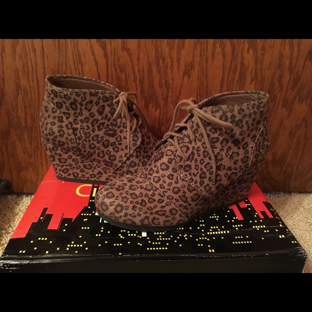 City classified cheetah wedge