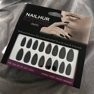 Nailhur stilettos in “black maven”