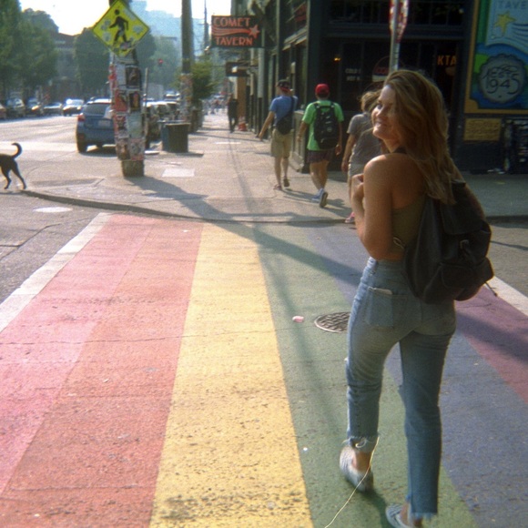 Meet your Posher, Nicole - Picture 1 of 1