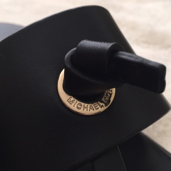 Authentic✅Michael Kors Thong Sandal - Picture 6 of 6