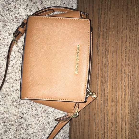 Mini Michael Kors Crossbody - Picture 1 of 3