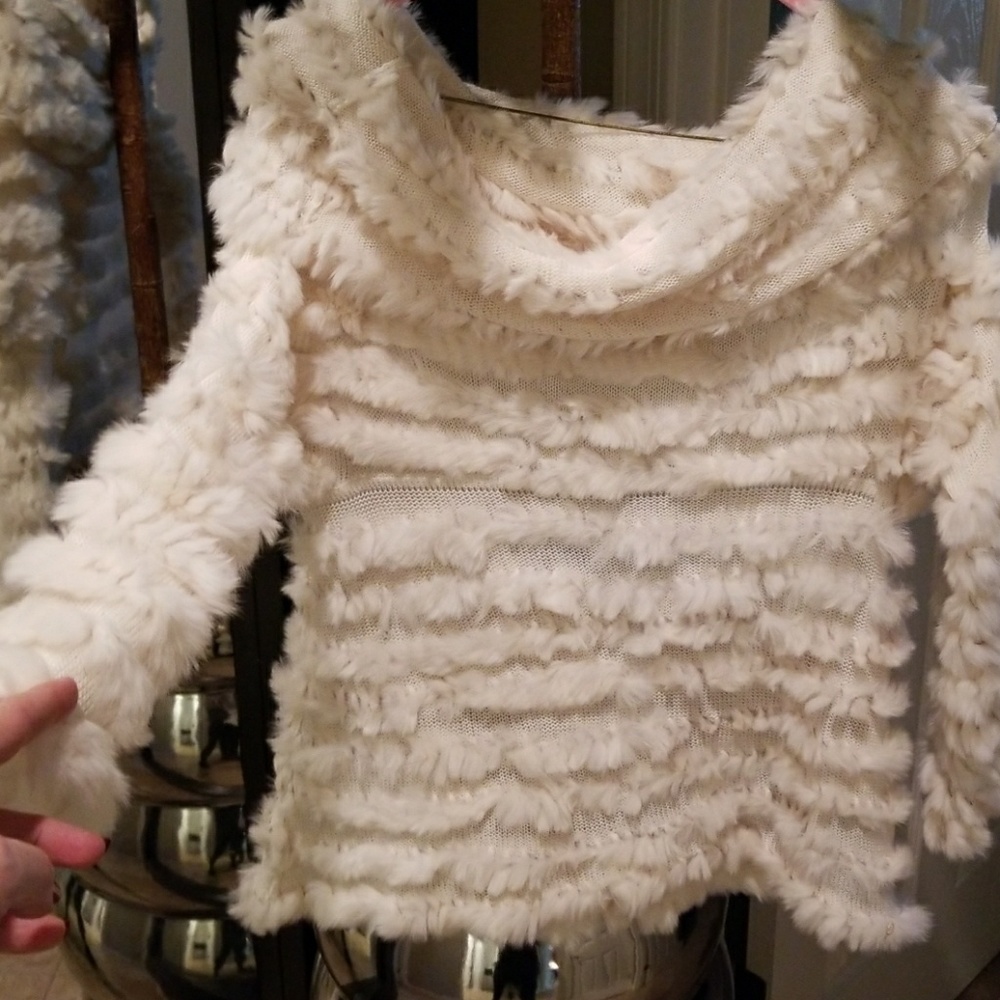 Beautiful BCBG MAXAZRIA sweater 80%fur.