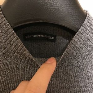 It’s a crop top. Very stretchy.