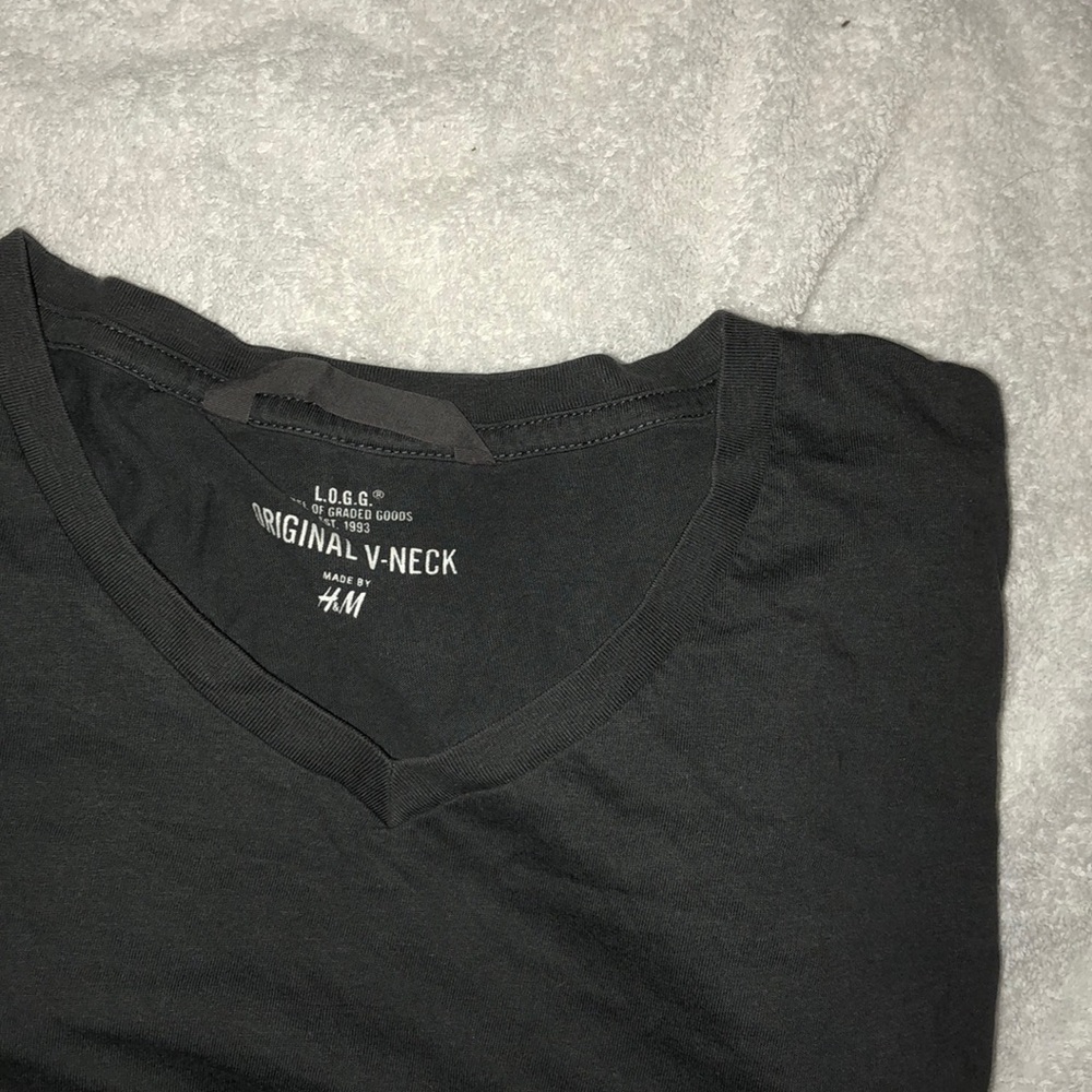 H&M grey v neck tee