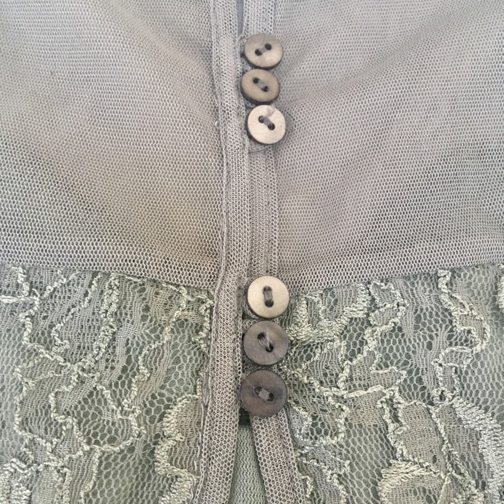 Lace blouse with button down back - Picture 4 of 4