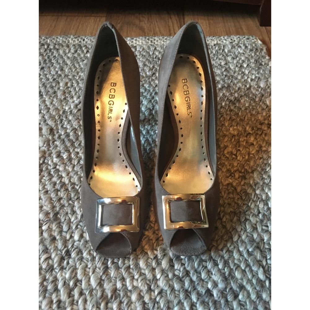 BCBG girls peep toe pumps 👠