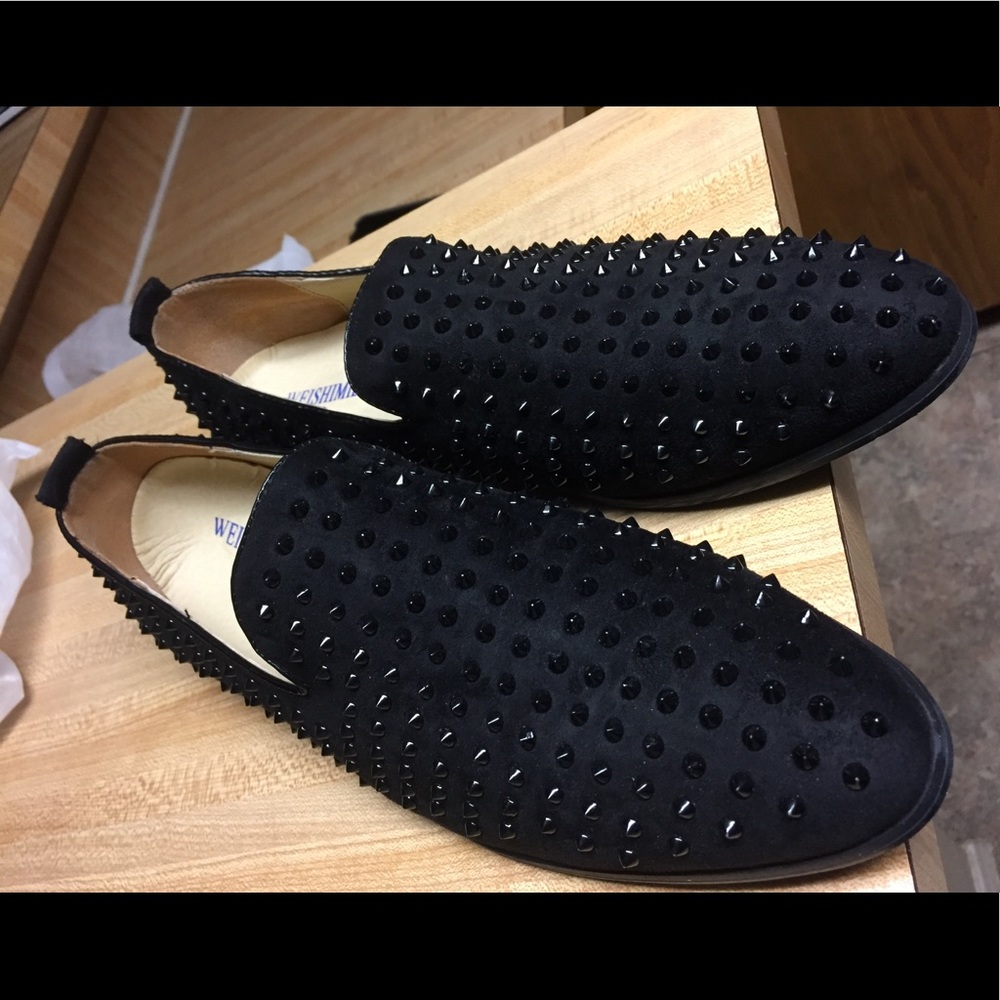 Men's suede pointed toe spiked loafer