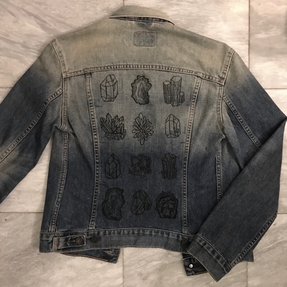 🔮VINTAGE LEVI’S DENIM JACKET W/ GEODE ART🔮